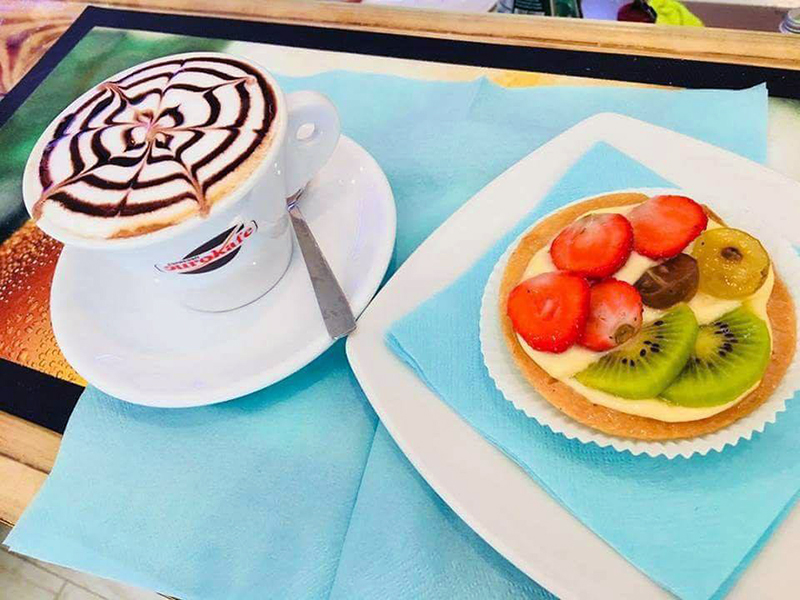 Tortino di frutta con caffè