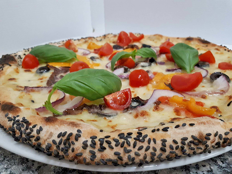 Pizza cetara sul piatto